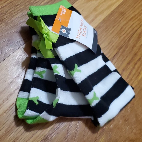 1 Pair of Stripped Thigh High Socks With Green Bows NWT - Picture 4 of 8